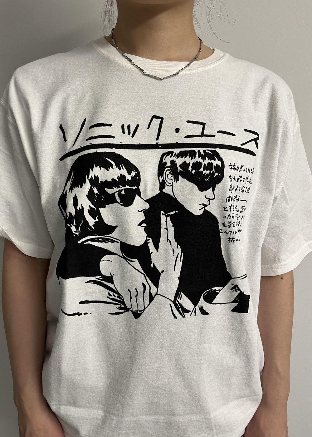 ホワイト系のTシャツ/カットソーを着用したレディースの秋コーディネートの2枚目の写真