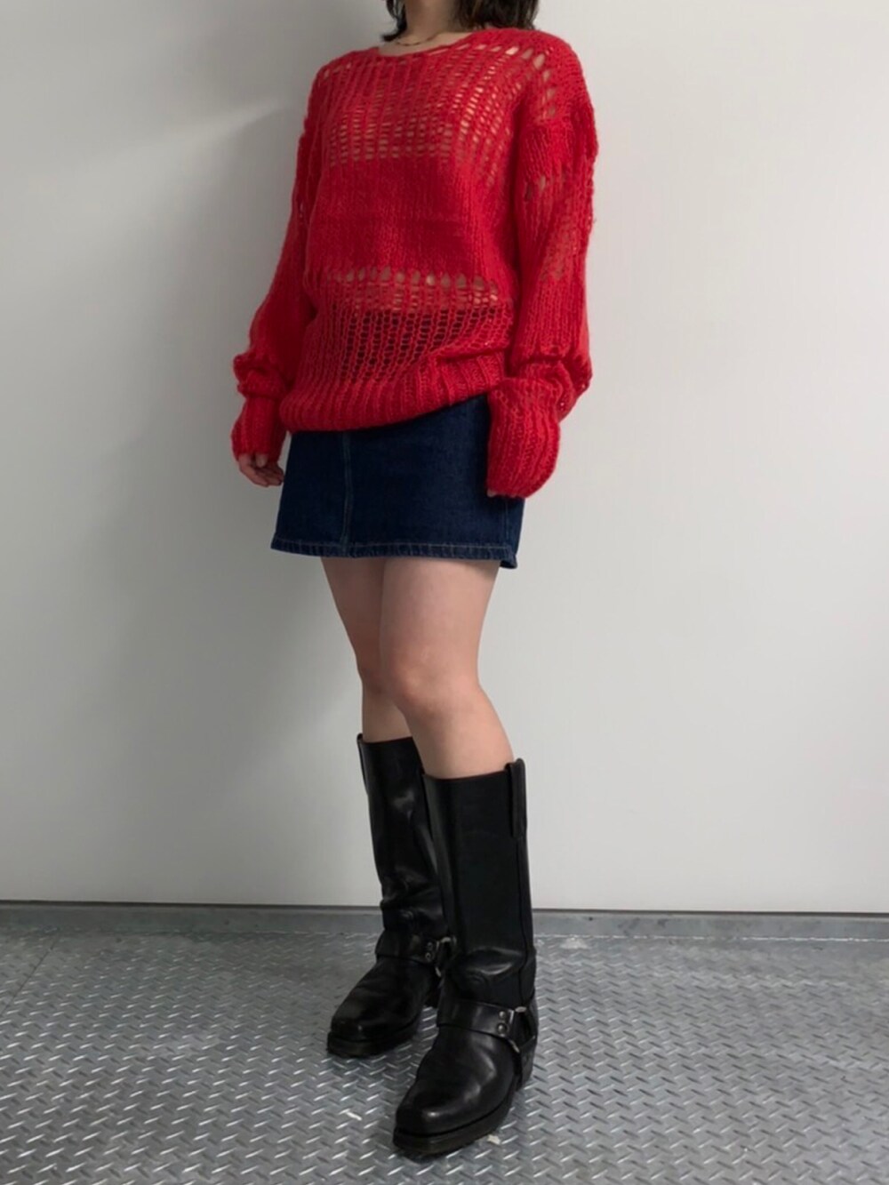 レッド系のニット/セーター、ブルー系のニットキャップ/ビーニーを着用したレディースの秋コーディネートの2枚目の写真