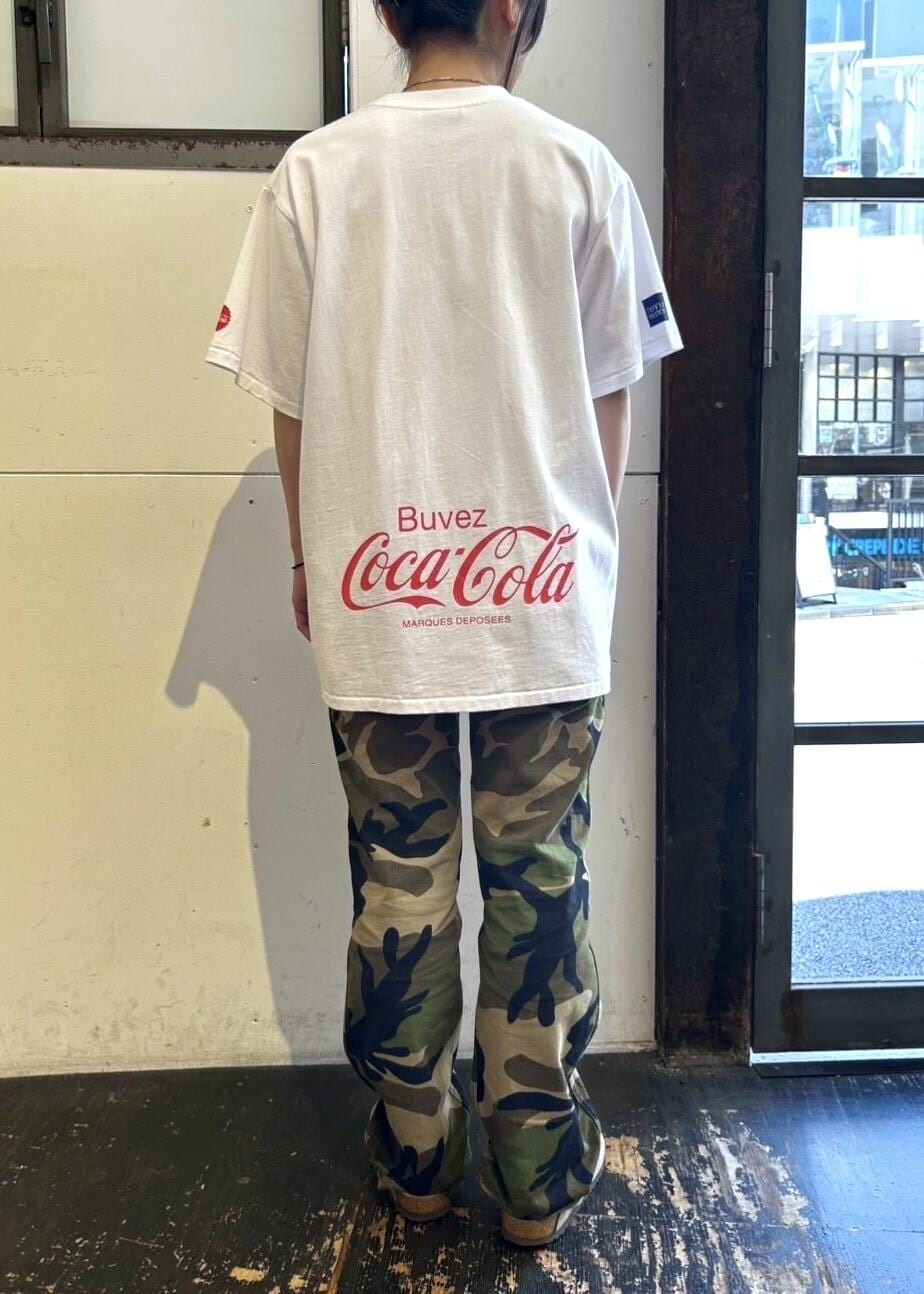 ホワイト系のTシャツ/カットソーを着用したレディースの夏コーディネートの2枚目の写真