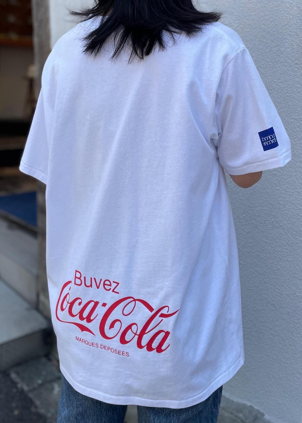 ホワイト系のTシャツ/カットソーを着用したレディースの夏コーディネートの3枚目の写真