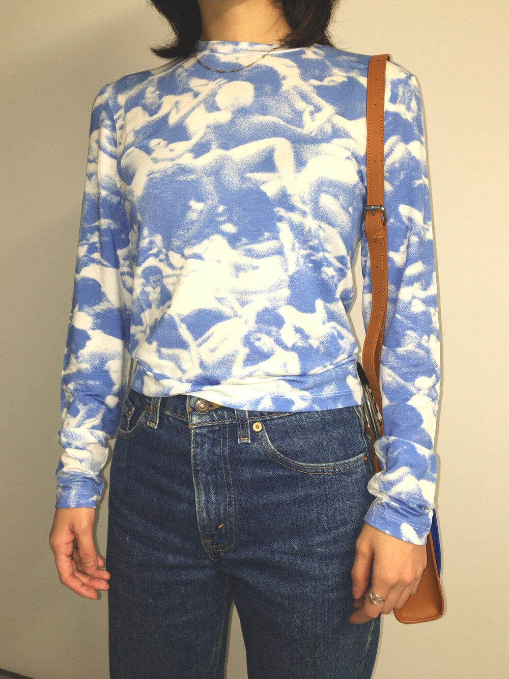 ブルー系のTシャツ/カットソー、ブラウン系のバッグを着用したレディースの秋コーディネートの2枚目の写真