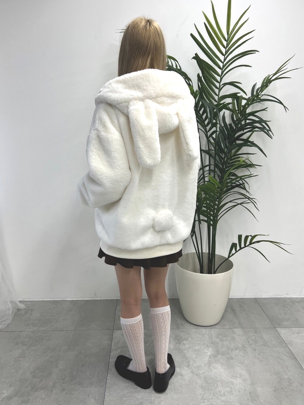 「休日スタイル、カジュアルコーデ、ラクチンコーデ、大人かわいい、ゆるコーデ、ビッグシルエット、大人ガーリー、ファー、うさ耳、y2k、パーカー、大人カジュアル、デート、冬コーデ、おでかけコーデ」｜「PHILLYの【PHILLY】ラビットフェイクファーブルゾン【うさ耳】（ブルゾン、ホワイト系）」を使った、wc_officialさん（レディース・160cm）の秋コーディネートの3枚目の写真