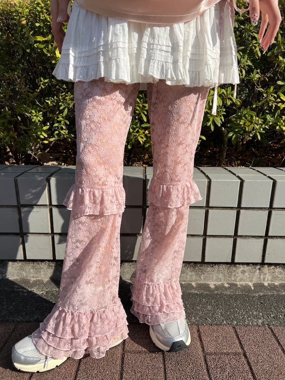 「スポーツミックス、春コーデ、ミニスカート、レイヤードスタイル、大人カジュアル、淡色コーデ、韓国ファッション、デートコーデ、スニーカー、お出かけコーデ、大人かわいい、お洒落さんとつながりたい、今日のコーデ、ピンク、レース」｜「PHILLYの【PHILLY】コットンレースティアードミニスカート（スカート、ホワイト系）」を使った、wc_officialさん（レディース・160cm）の春コーディネートの4枚目の写真