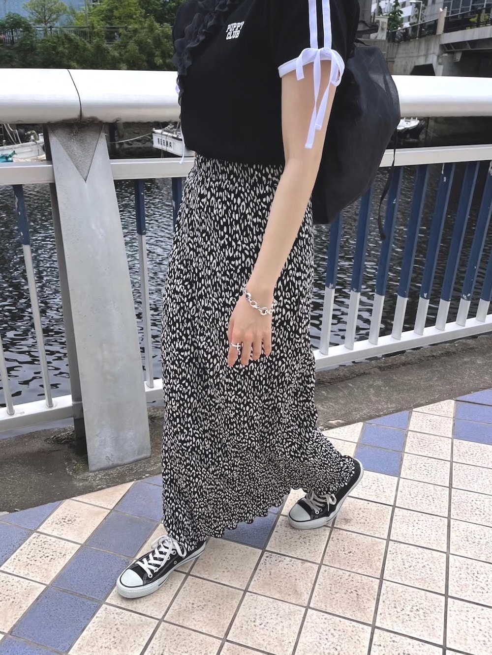 「夏コーデ、お出かけコーデ、カジュアルコーデ、シンプル、ラクチンコーデ、オトナカジュアル、ゆるコーデ、おしゃれさんと繋がりたい、レオパード、スカート、Tシャツ、リボン、キャップ」｜「WCのレオパードロングスカート（スカート、ブラック系）」を使った、wc_officialさん（レディース・158cm）の夏コーディネートの2枚目の写真