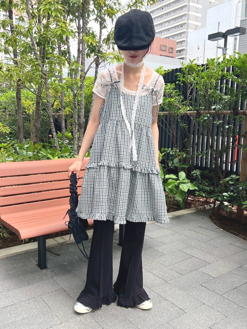 「お出かけコーデ、フリル、ワンピース、休日スタイル、キャップ、韓国ファッション、大人ガーリー、チェック、レース、フレアパンツ、大人カジュアル、ゆるコーデ、ラクチンコーデ、スポーツミックス、レイヤードスタイル」｜「WCの《大人気★再販》フリルフレアパンツ（その他パンツ、ブラック系）」を使った、wc_officialさん（レディース・160cm）の夏コーディネートの3枚目の写真