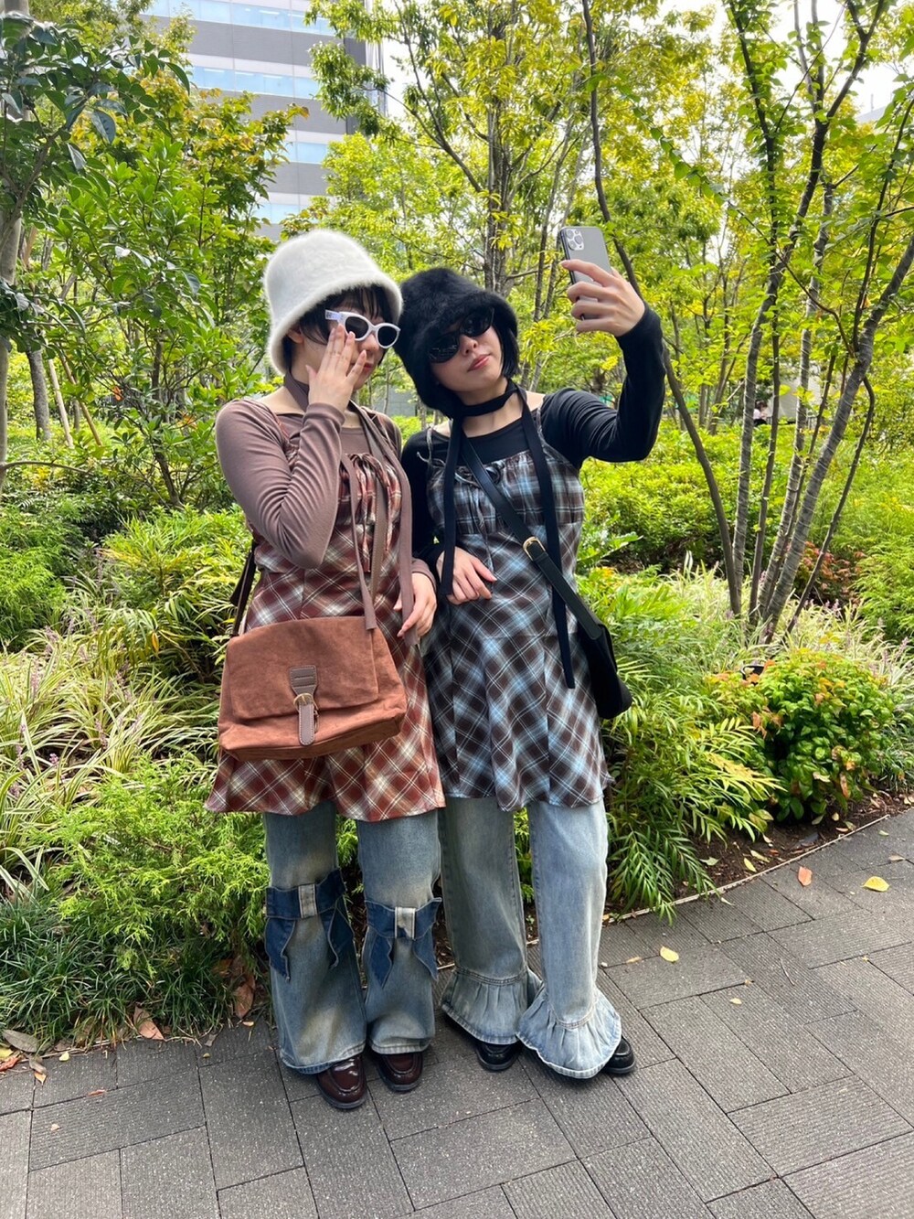 ブルー系のデニムパンツ、ブルー系のデニムパンツ、ブルー系のワンピースを着用したレディースの秋コーディネートの2枚目の写真