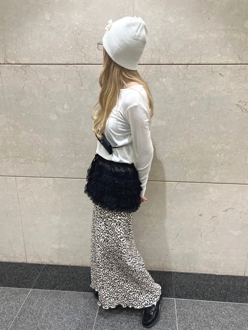 「大人かわいい、おしゃれさんと繋がりたい、カジュアルガーリー、春服、ootd、今日のコーデ、スカートスタイル、ビーニー、レオパード、レース、レイヤード、フリル、ロングスカート、おでかけコーデ、デート」｜「WCのレオパードロングスカート（スカート、ベージュ系）」を使った、wc_officialさん（レディース・160cm）の冬コーディネートの2枚目の写真