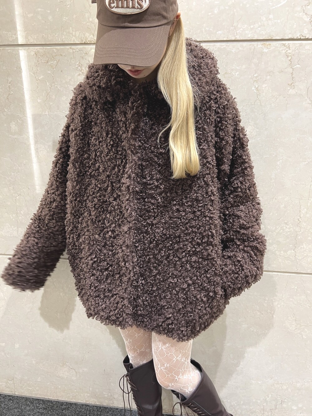 「デートコーデ、休日スタイル、キャップ、アウター、プードルコート、レース、お出かけコーデ、大人ガーリー、大人カジュアル、ブーツ、タイツ」｜「WCのくるくるプードルジャケット（ブルゾン、ブラウン系）」を使った、wc_officialさん（レディース・160cm）の秋コーディネートの4枚目の写真