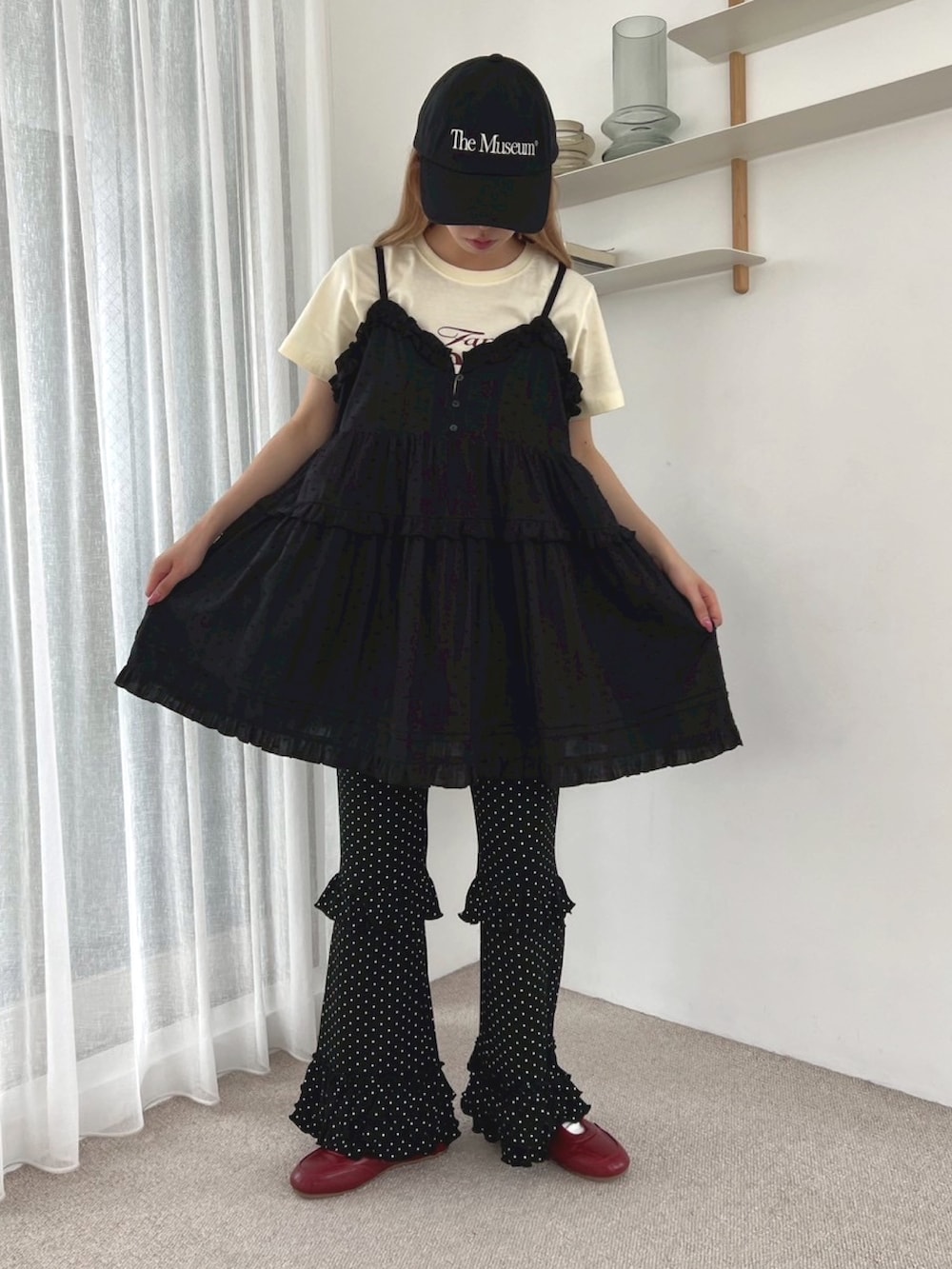 ブラック系のワンピース、ブラック系のその他パンツ、ブラック系のキャップを着用したレディースの夏コーディネートの2枚目の写真