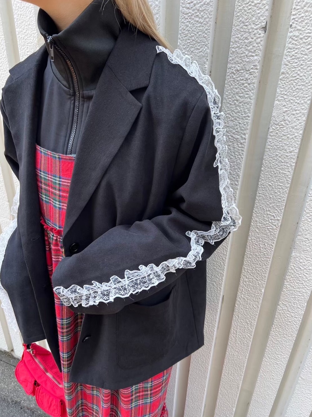 「チェック、秋コーデ、キャップ、ワンピース、秋服、おでかけコーデ、大人ガーリー、ジャージ、リボン、スポーツミックス、オトナカジュアル」｜「WCのレースラインビッグジャケット（テーラードジャケット、ブラック系）」を使った、wc_officialさん（レディース・160cm）の秋コーディネートの2枚目の写真