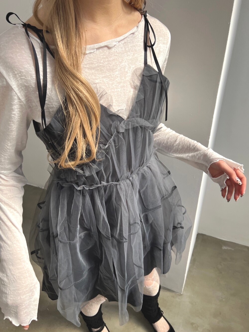 「プチプラ、オトナ女子、大人かわいい、おしゃれさんと繋がりたい、プチプラコーデ、ゆるコーデ、チュール、レース、キャップ、レイヤードスタイル、大人ガーリー、フェミニン、透け感、リボン」｜「PHILLYの【PHILLY】ボリュームチュールキャミワンピース（ワンピース、グレー系）」を使った、wc_officialさん（レディース・160cm）の春コーディネートの3枚目の写真