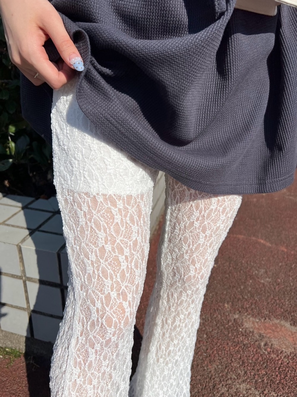 ホワイト系のその他パンツ、グレー系のワンピース、ホワイト系のショルダーバッグを着用したレディースの春コーディネートの4枚目の写真