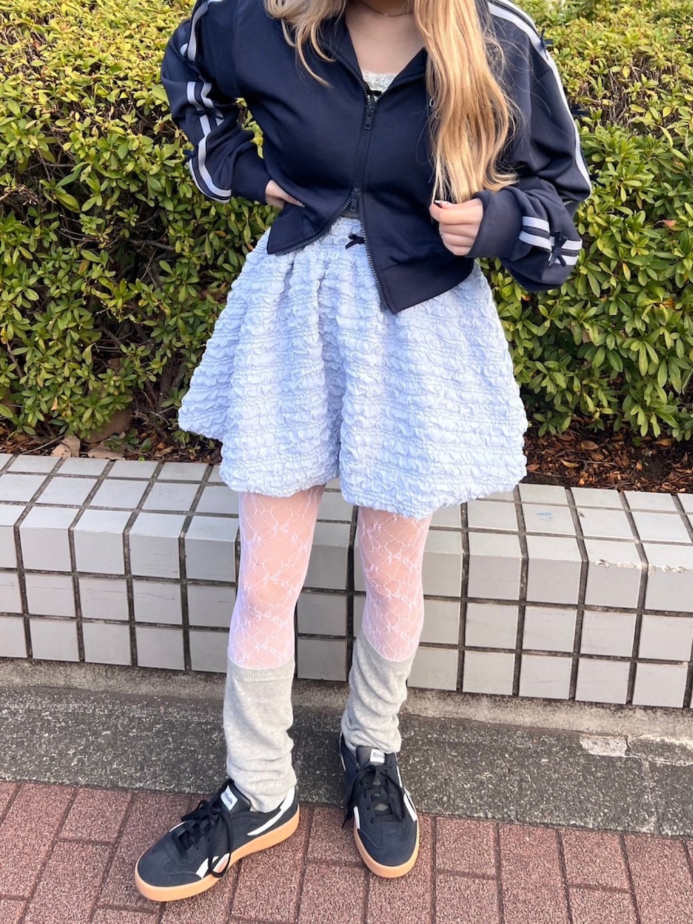 「今日のコーデ、オトナ女子、レース、グレー、トラックジャージ、ジャージ、スポーツミックス、リボン、水色、春コーデ、大人かわいい、スカート、レイヤードスタイル」｜「WCの【EC限定カラーあり★】クリンクルバルーンスカート（スカート、ブルー系）」を使った、wc_officialさん（レディース・160cm）の春コーディネートの2枚目の写真