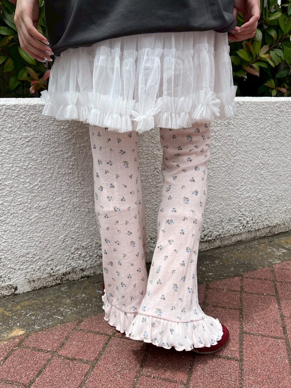 「お出かけコーデ、フリル、休日スタイル、韓国ファッション、大人ガーリー、夏、フレアパンツ、花柄、イージーパンツ、ゆるコーデ、ラクチンコーデ、大人カジュアル、カジュアルガーリー、キャップ、Tシャツ」｜「PHILLYの【PHILLY】チュールミニスカート（スカート、ホワイト系）」を使った、wc_officialさん（レディース・160cm）の夏コーディネートの4枚目の写真