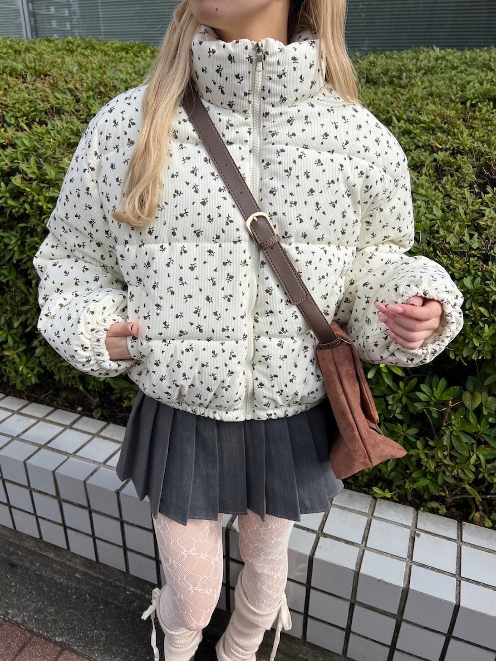 「ブルゾン、花柄、フラワー、コーデュロイ、アウター、プリーツスカート、レース、タイツ、大人カジュアル、大人ガーリー、大人女子、冬コーデ、デート、あったかコーデ」｜「WCのリトルフラワーコーデュロイジャケット（ブルゾン、ホワイト系）」を使った、wc_officialさん（レディース・160cm）の秋コーディネートの2枚目の写真