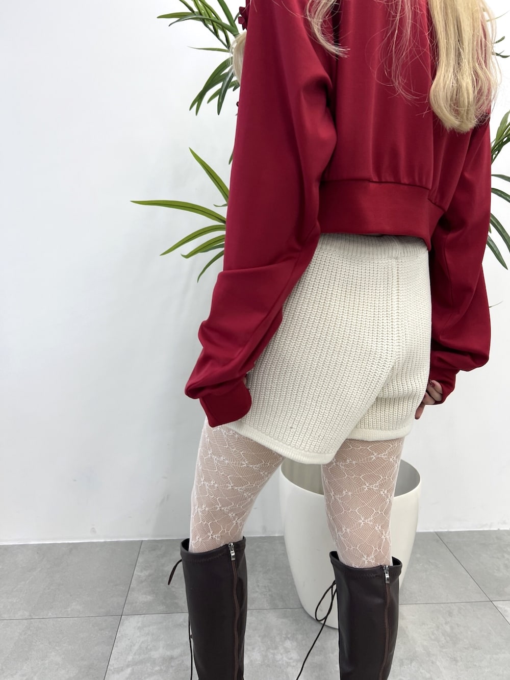 「大人カジュアル、大人ガーリー、ファー小物、リボン、トラックジャケット、ジャージ、レッド、ショートパンツ、レース、デート、おでかけコーデ、秋冬コーデ、着回しコーデ」｜「WCのふわふわフェイクファーハット（ハット、ホワイト系）」を使った、wc_officialさん（レディース・160cm）の秋コーディネートの3枚目の写真