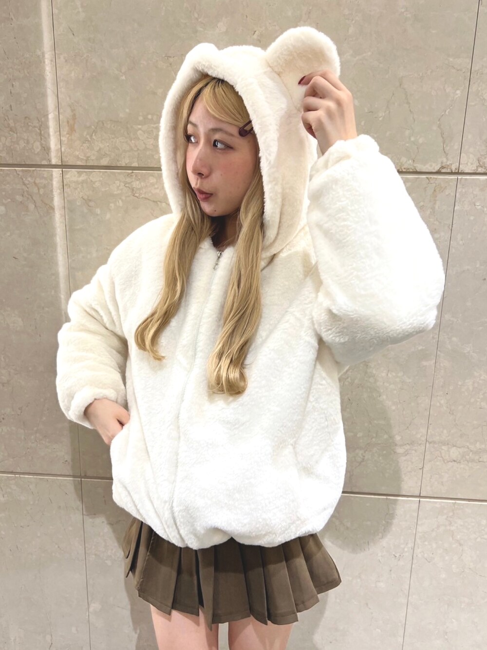 ベージュ系のスカート、ホワイト系のTシャツ/カットソーを着用したレディースの冬コーディネートの5枚目の写真