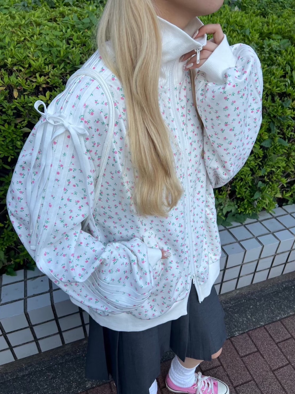 「スポーツミックス、ロングスカート、スニーカー、秋コーデ、キャップ、大人コーデ、お洒落さんとつながりたい、大人ガーリー、ootd、ゆるコーデ、ジャージ、トラックジャケット、プリーツスカート、ハーフパンツ、ピンク」｜「WCのリトルフラワースウェットトラックジャケット（ジャージ、ピンク系）」を使った、wc_officialさん（レディース・160cm）の秋コーディネートの4枚目の写真