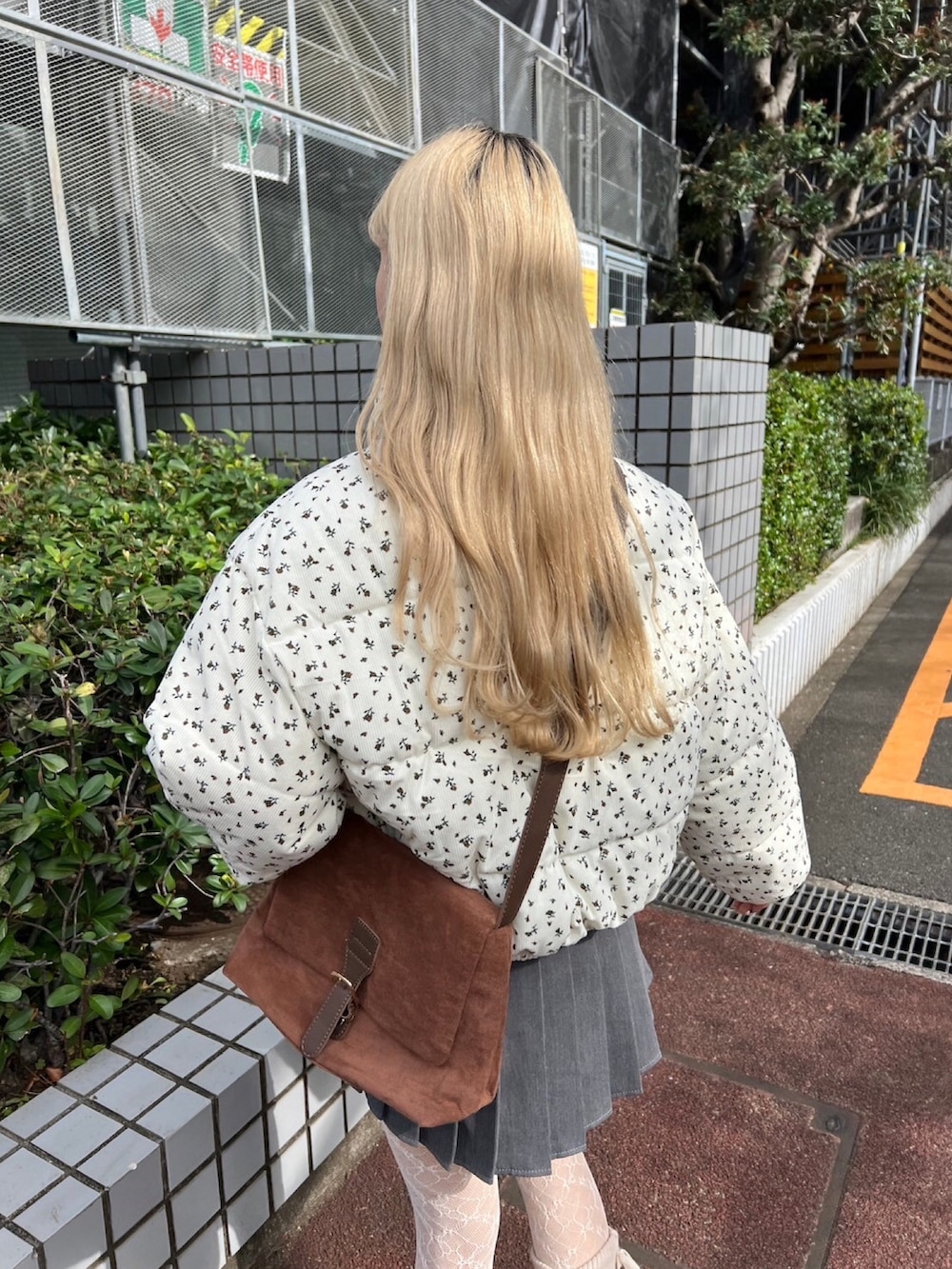 「ブルゾン、花柄、フラワー、コーデュロイ、アウター、プリーツスカート、レース、タイツ、大人カジュアル、大人ガーリー、大人女子、冬コーデ、デート、あったかコーデ」｜「WCのリトルフラワーコーデュロイジャケット（ブルゾン、ホワイト系）」を使った、wc_officialさん（レディース・160cm）の秋コーディネートの4枚目の写真