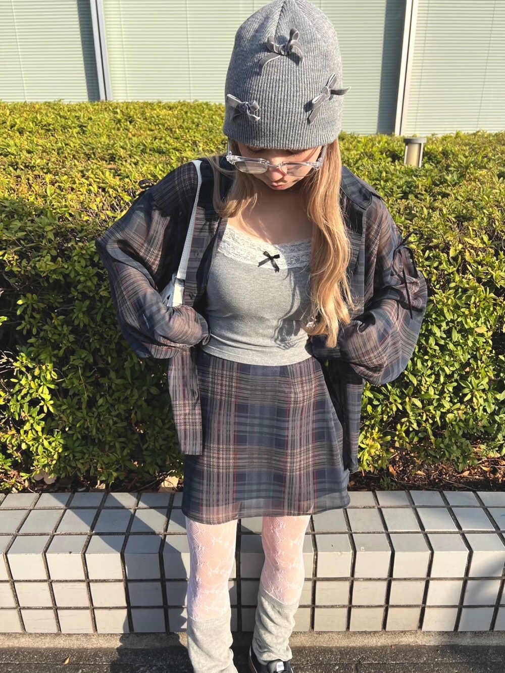 「キャップ、大人コーデ、キレイめカジュアル、メガネ女子、シアートップス、お洒落さんとつながりたい、大人かわいい、ミニスカート、チェックスカート、チェックシャツ、チェック、レース、リボン、シアーシャツ、大人ガーリー」｜「PHILLYの《セットアップ可能◎》シアーチェックミニスカート（スカート、ブルー系）」を使った、wc_officialさん（レディース・160cm）の春コーディネートの2枚目の写真