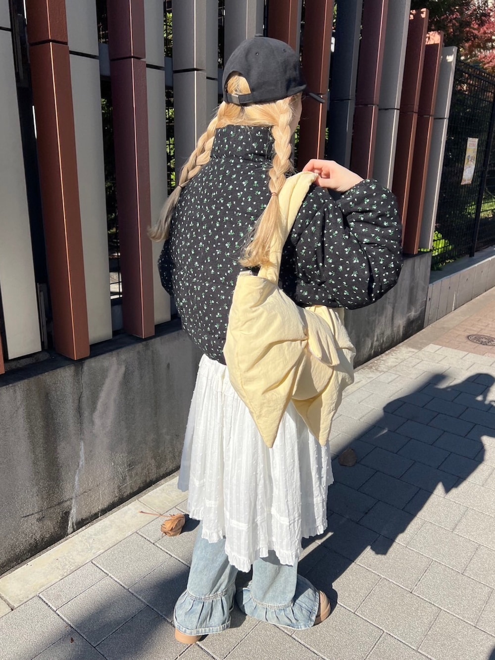 「リボン、バッグ、もこもこ、花柄、ブルゾン、レース、フリル、大人カジュアル、大人ガーリー、おでかけコーデ、コットンレース、冬コーデ、防寒　」｜「WCのリトルフラワーコーデュロイジャケット（ブルゾン、ブラック系）」を使った、wc_officialさん（レディース・160cm）の冬コーディネートの3枚目の写真