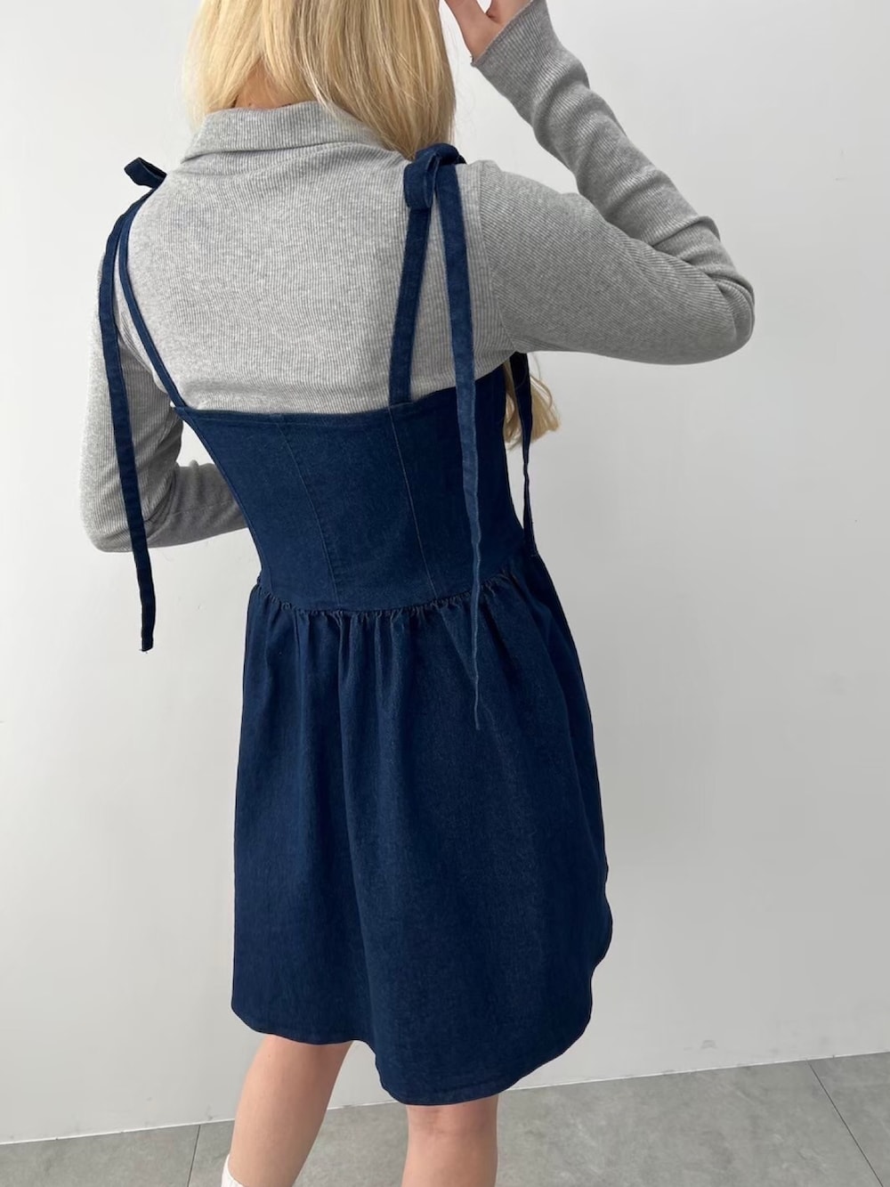 ブルー系のワンピース、グレー系のドレスシューズ、グレー系のカーディガン/ボレロを着用したレディースの春コーディネートの3枚目の写真