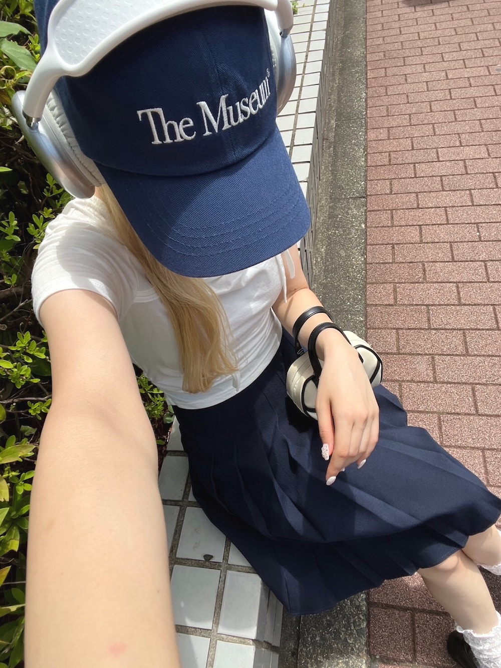 ブルー系のスカート、ホワイト系のTシャツ/カットソー、ホワイト系のソックス/靴下を着用したレディースの夏コーディネートの2枚目の写真