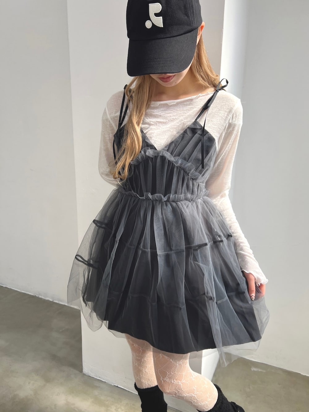 「プチプラ、オトナ女子、大人かわいい、おしゃれさんと繋がりたい、プチプラコーデ、ゆるコーデ、チュール、レース、キャップ、レイヤードスタイル、大人ガーリー、フェミニン、透け感、リボン」｜「PHILLYの【PHILLY】ボリュームチュールキャミワンピース（ワンピース、グレー系）」を使った、wc_officialさん（レディース・160cm）の春コーディネートの2枚目の写真