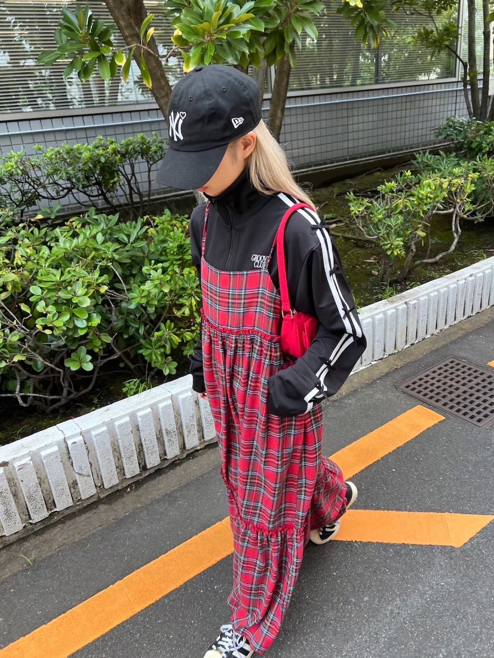 「チェック、秋コーデ、キャップ、ワンピース、秋服、おでかけコーデ、大人ガーリー、ジャージ、リボン、スポーツミックス、オトナカジュアル」｜「WCのレースラインビッグジャケット（テーラードジャケット、ブラック系）」を使った、wc_officialさん（レディース・160cm）の秋コーディネートの3枚目の写真
