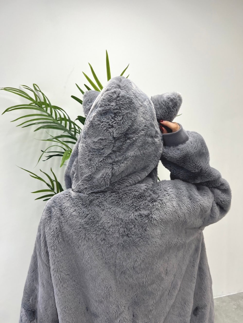 グレー系のブルゾン、ホワイト系のTシャツ/カットソーを着用したレディースの秋コーディネートの5枚目の写真