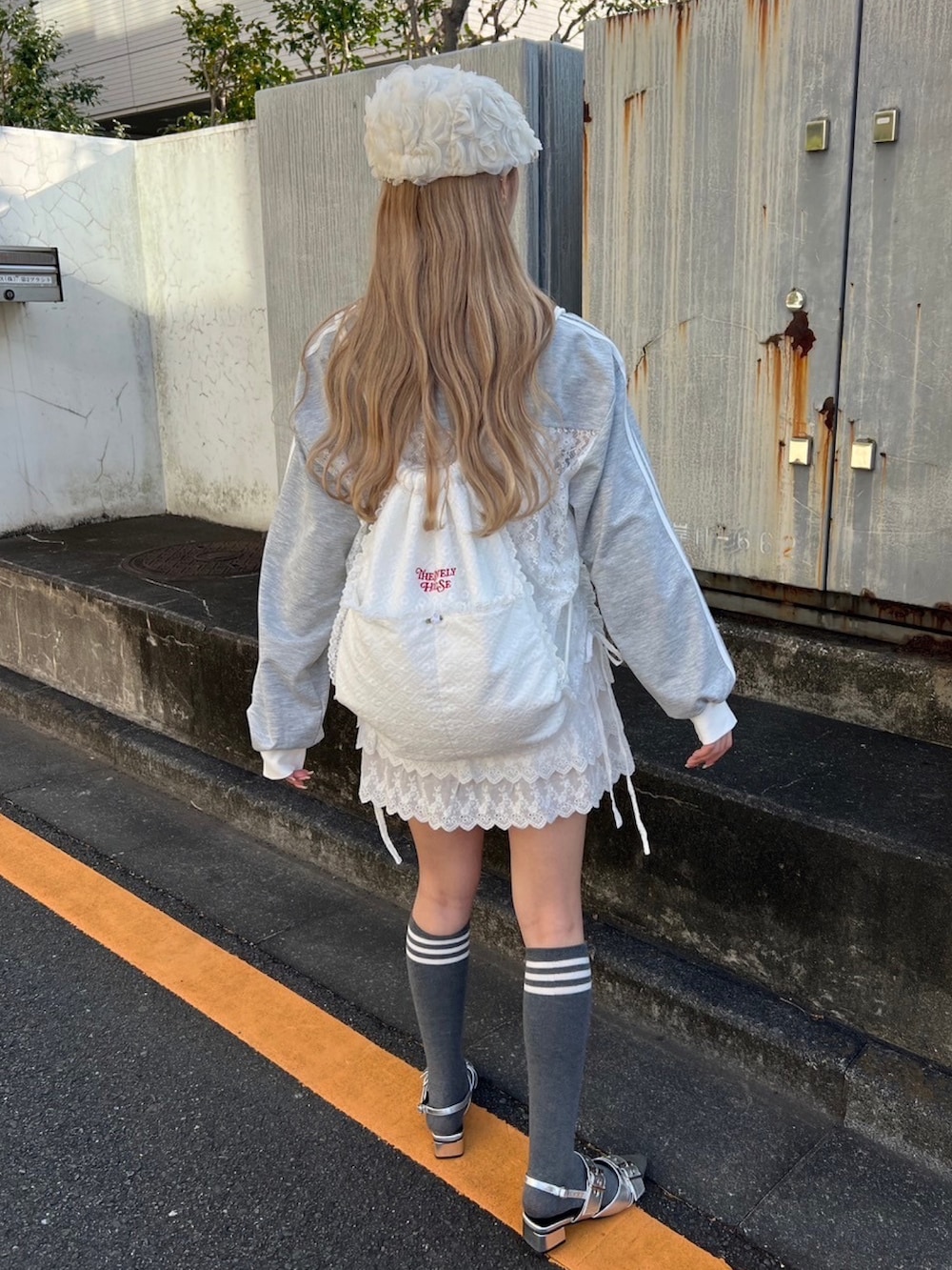 「今日のコーデ、大人かわいい、オトナ女子、シアートップス、スポーツミックス、レース、ゲームシャツ、春、グレー、おでかけコーデ、ミュール、大人ガーリー、フリル、ティアードスカート、ミニスカート」｜「WCのレース切替ユニフォームロンT（Tシャツ/カットソー、グレー系）」を使った、wc_officialさん（レディース・160cm）の冬コーディネートの3枚目の写真