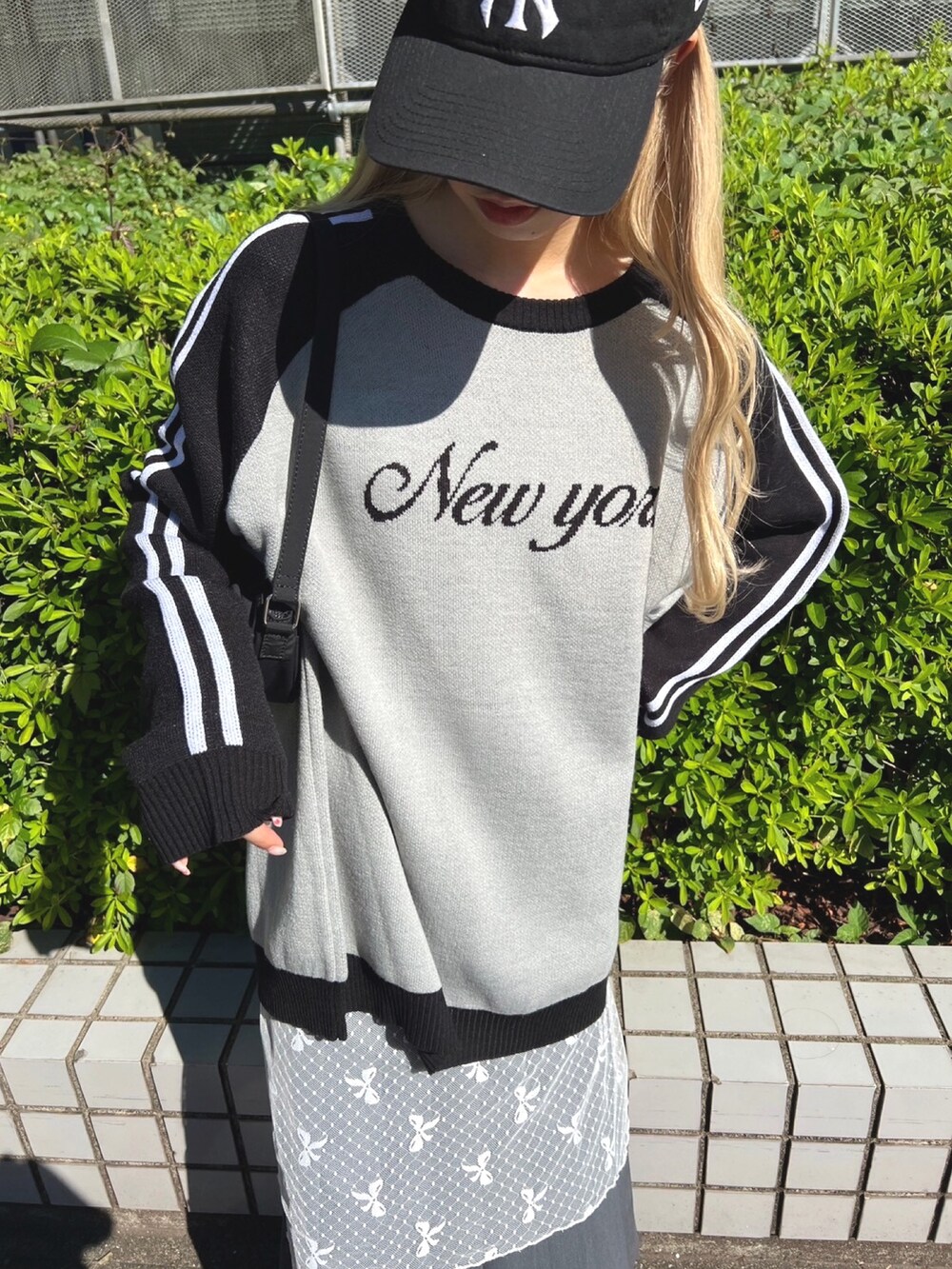 「秋コーデ、冬コーデ、ニット、リボン、レーススカート、ブラック、レイヤードスタイル、プリーツスカート、レース、大人ガーリー、休日スタイル」｜「WCの2ラインジャガードラグランビッグニット（ニット/セーター、ブラック系）」を使った、wc_officialさん（レディース・160cm）の秋コーディネートの3枚目の写真