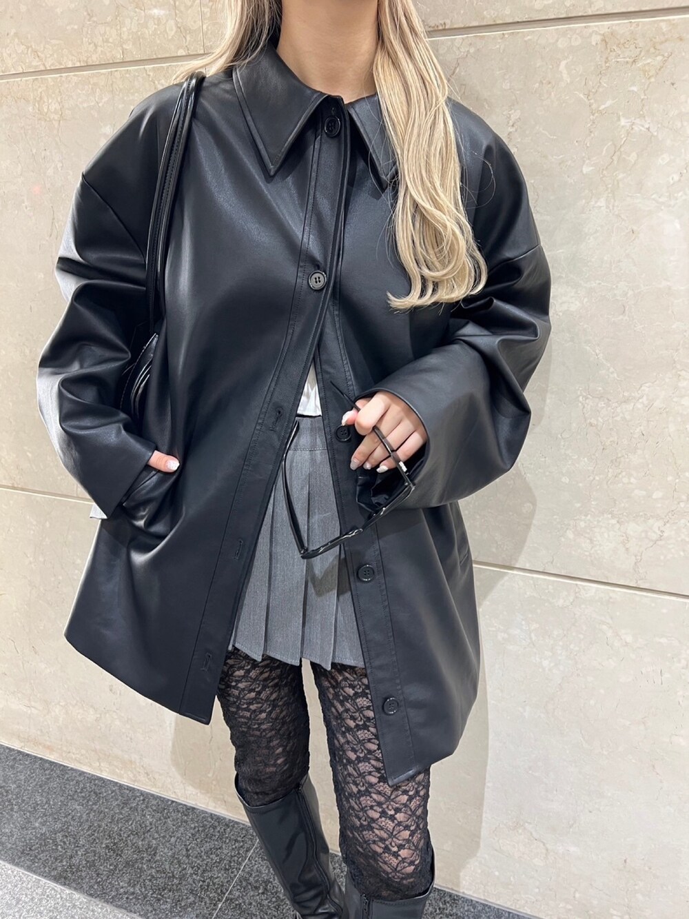 「韓国ファッション、ootd、フェイクレザー、ブルゾン、レース、ブーツ、プリーツスカート、ブラック、キャップ、スポーツミックス、大人カジュアル、大人ガーリー」｜「WCのPUビッグジャケット（ブルゾン、ブラック系）」を使った、wc_officialさん（レディース・160cm）の秋コーディネートの2枚目の写真