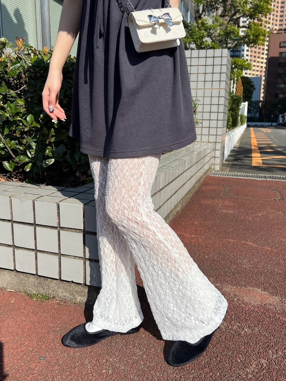 ホワイト系のその他パンツ、グレー系のワンピース、ホワイト系のショルダーバッグを着用したレディースの春コーディネートの2枚目の写真