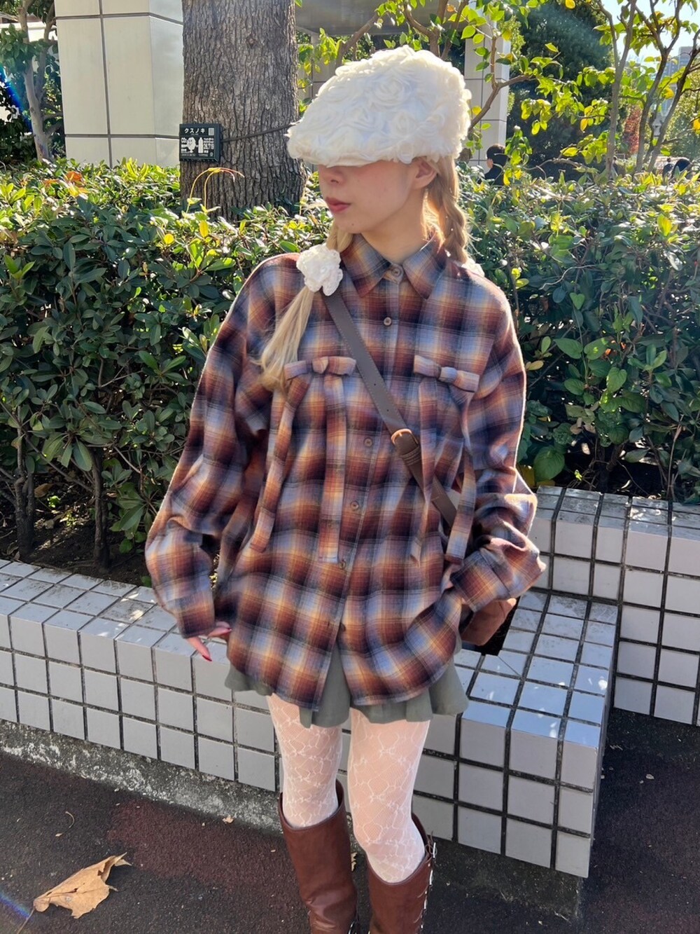 ブラウン系のシャツ/ブラウス、ホワイト系のハンチング/ベレー帽を着用したレディースの冬コーディネートの2枚目の写真