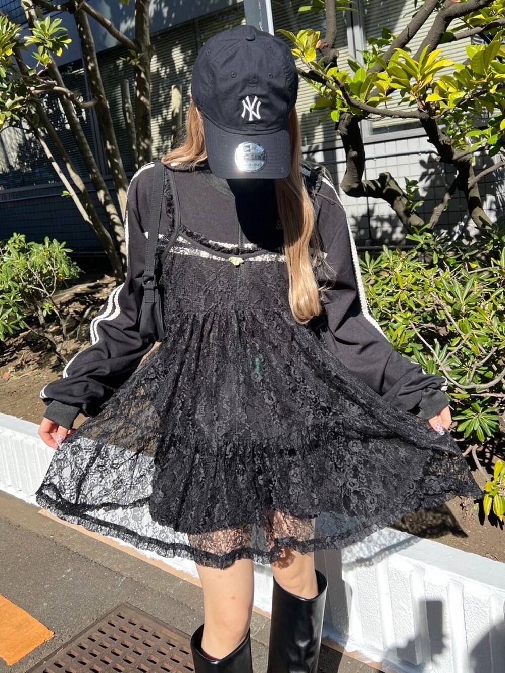 「今日のコーデ、大人かわいい、オトナ女子、シアートップス、モノトーン、レース、ワンピース、トラックジャケット、ジャージ、スポーツミックス、キャップ、ブーツ、ブラック、レイヤードスタイル、春コーデ」｜「WCのローズポイントレースミニワンピース（ワンピース、ブラック系）」を使った、wc_officialさん（レディース・160cm）の冬コーディネートの2枚目の写真
