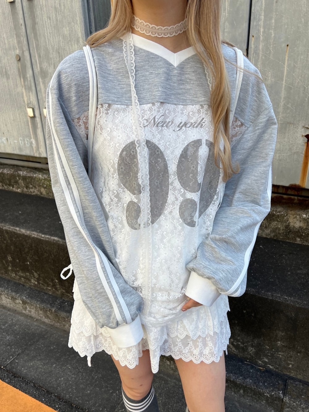 「今日のコーデ、大人かわいい、オトナ女子、シアートップス、スポーツミックス、レース、ゲームシャツ、春、グレー、おでかけコーデ、ミュール、大人ガーリー、フリル、ティアードスカート、ミニスカート」｜「WCのレース切替ユニフォームロンT（Tシャツ/カットソー、グレー系）」を使った、wc_officialさん（レディース・160cm）の冬コーディネートの2枚目の写真