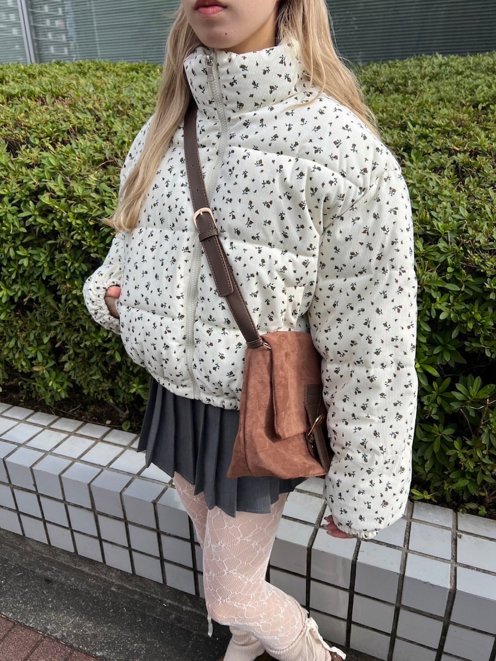 「ブルゾン、花柄、フラワー、コーデュロイ、アウター、プリーツスカート、レース、タイツ、大人カジュアル、大人ガーリー、大人女子、冬コーデ、デート、あったかコーデ」｜「WCのリトルフラワーコーデュロイジャケット（ブルゾン、ホワイト系）」を使った、wc_officialさん（レディース・160cm）の秋コーディネートの3枚目の写真