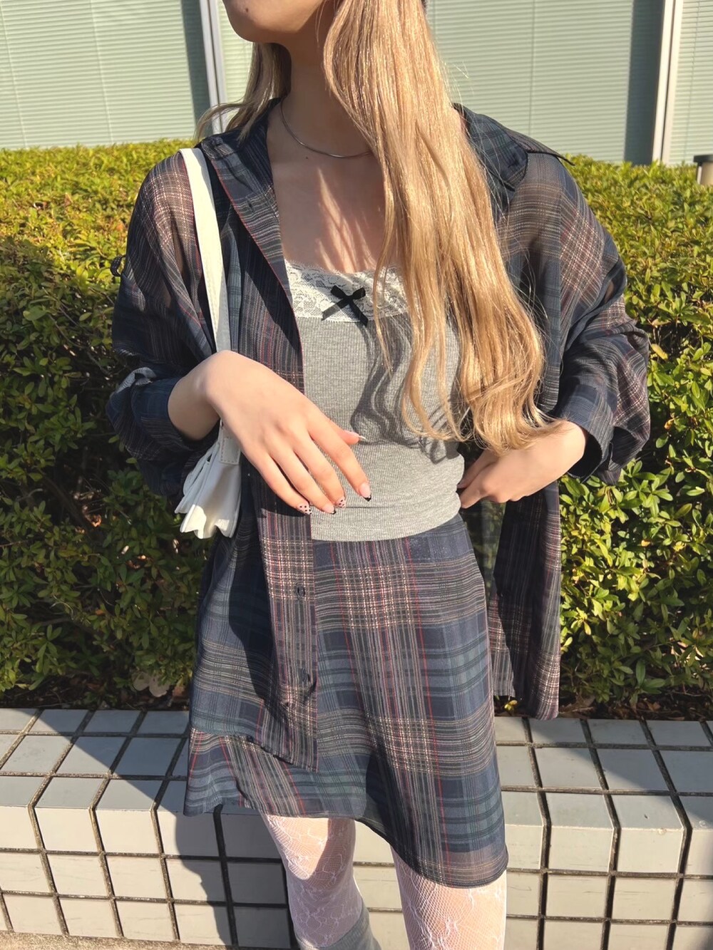 「キャップ、大人コーデ、キレイめカジュアル、メガネ女子、シアートップス、お洒落さんとつながりたい、大人かわいい、ミニスカート、チェックスカート、チェックシャツ、チェック、レース、リボン、シアーシャツ、大人ガーリー」｜「PHILLYの《セットアップ可能◎》シアーチェックミニスカート（スカート、ブルー系）」を使った、wc_officialさん（レディース・160cm）の春コーディネートの6枚目の写真
