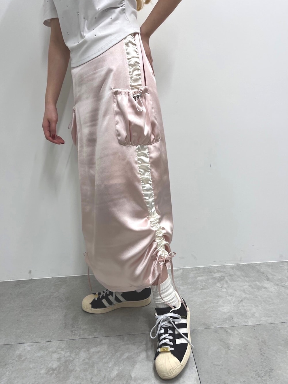 「サテンスカート、スポーツミックス、スニーカー、フリル、ドロスト、春服みてみて、オトナカジュアル、休日スタイル、スニーカーコーデ、デートコーデ、カジュアル、ガーリー、ピンク」｜「WCのサテンカーゴスカート（スカート、ピンク系）」を使った、wc_officialさん（レディース・160cm）の春コーディネートの3枚目の写真