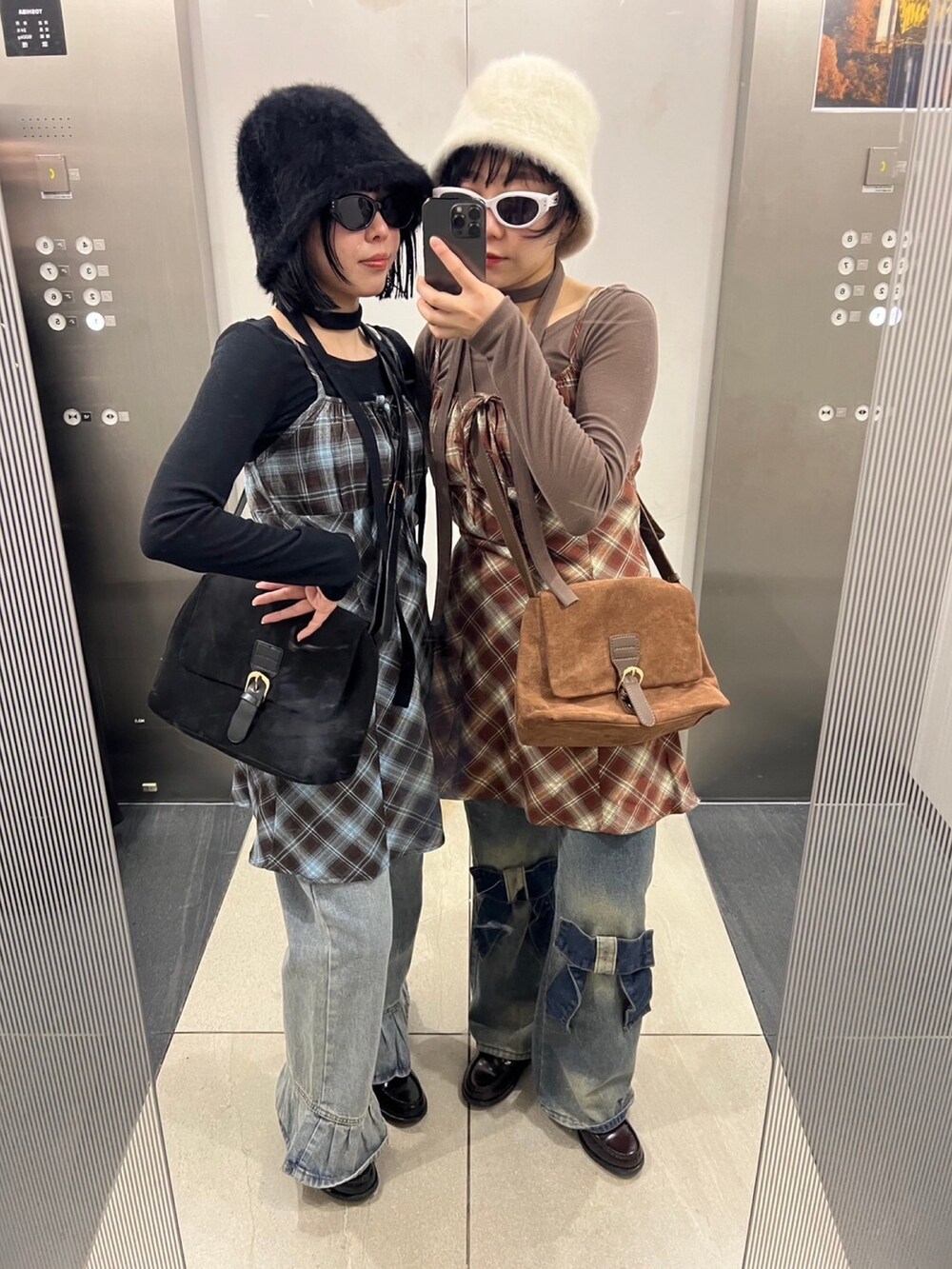 ブルー系のデニムパンツ、ブルー系のデニムパンツ、ブルー系のワンピースを着用したレディースの秋コーディネートの3枚目の写真