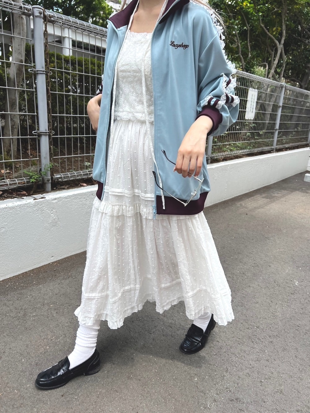 「お出かけコーデ、プチプラ、休日スタイル、大人カジュアル、大人かわいい、トラックジャケット、ジャージ、スポーツミックス、フリル、ロングスカート、大人ガーリー、フレンチガーリー」｜「WCのフリルレースラインジャージ（ジャージ、ブルー系）」を使った、wc_officialさん（レディース・160cm）の夏コーディネートの2枚目の写真