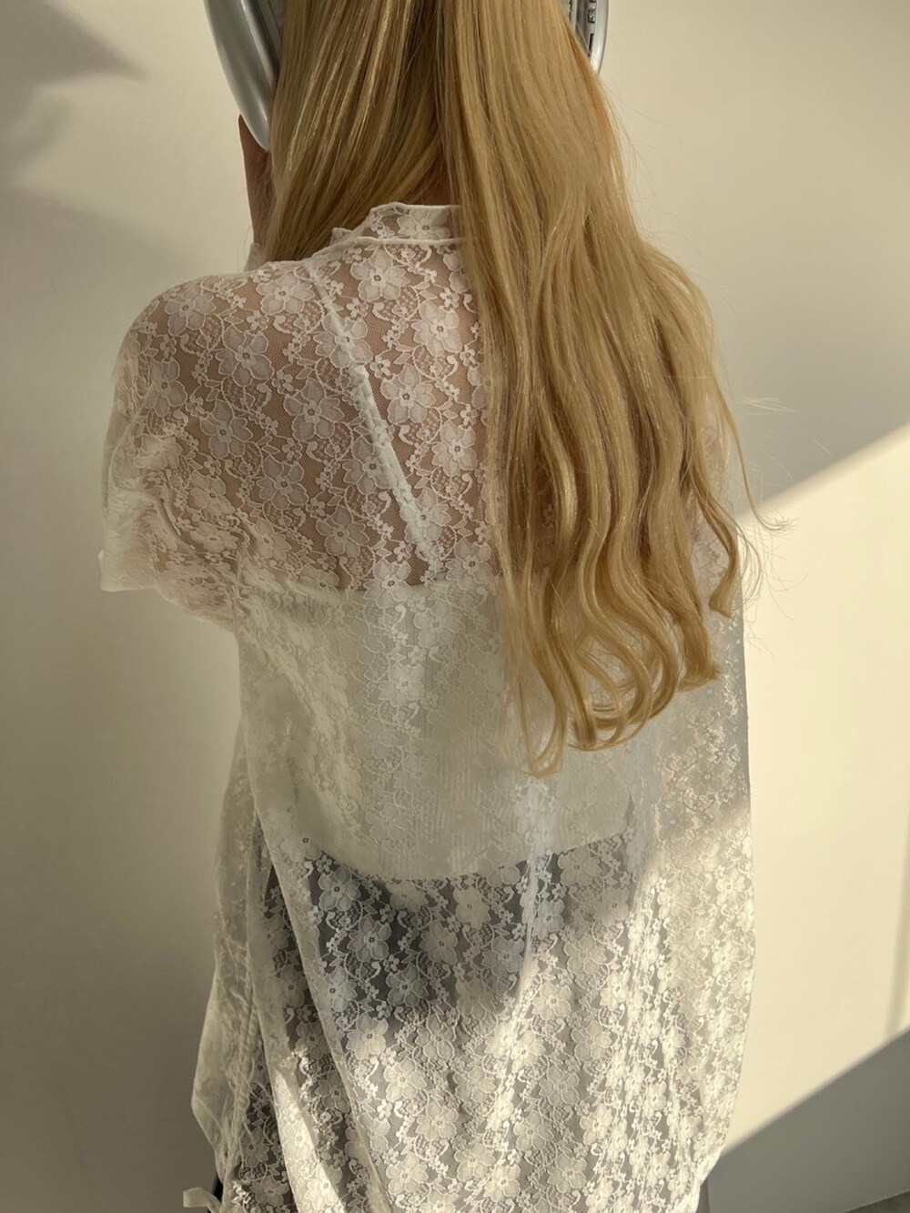 ホワイト系のTシャツ/カットソー、グレー系のスカート、ブルー系のキャップを着用したレディースの春コーディネートの4枚目の写真