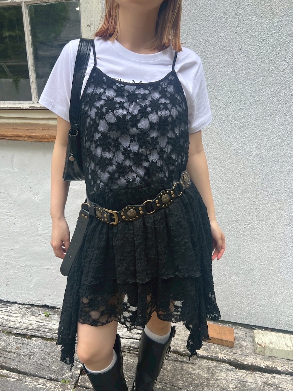 「レイヤードスタイル、スポーツミックス、白Tシャツ、モノトーン、デートコーデ、ワンピース、韓国ファッション、オトナ女子、フリル、レース、大人カジュアル、ハンチング、夏コーデ、ふたごコーデ、おそろいコーデ」｜「WCのレースヘムキャミワンピース（ワンピース、ブラック系）」を使った、wc_officialさん（レディース・160cm）の夏コーディネートの4枚目の写真