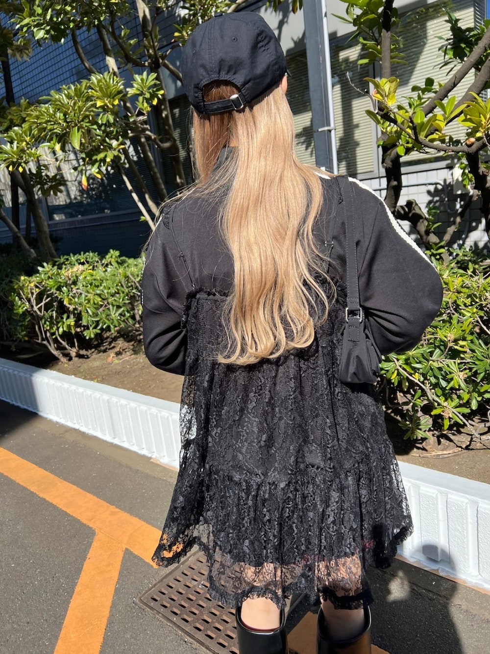 「今日のコーデ、大人かわいい、オトナ女子、シアートップス、モノトーン、レース、ワンピース、トラックジャケット、ジャージ、スポーツミックス、キャップ、ブーツ、ブラック、レイヤードスタイル、春コーデ」｜「WCのローズポイントレースミニワンピース（ワンピース、ブラック系）」を使った、wc_officialさん（レディース・160cm）の冬コーディネートの3枚目の写真