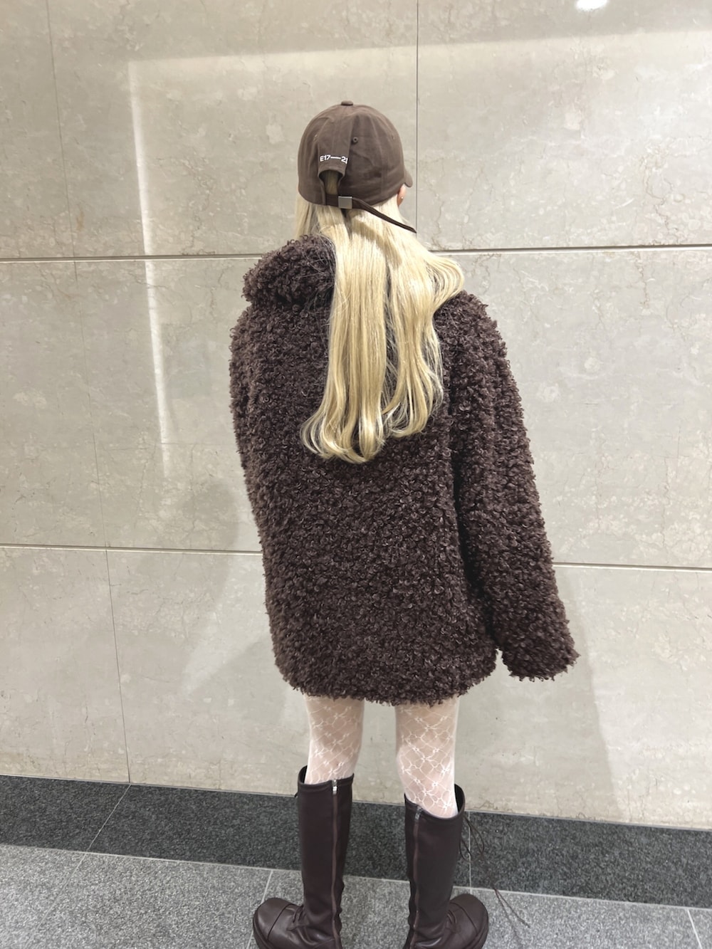 「デートコーデ、休日スタイル、キャップ、アウター、プードルコート、レース、お出かけコーデ、大人ガーリー、大人カジュアル、ブーツ、タイツ」｜「WCのくるくるプードルジャケット（ブルゾン、ブラウン系）」を使った、wc_officialさん（レディース・160cm）の秋コーディネートの3枚目の写真