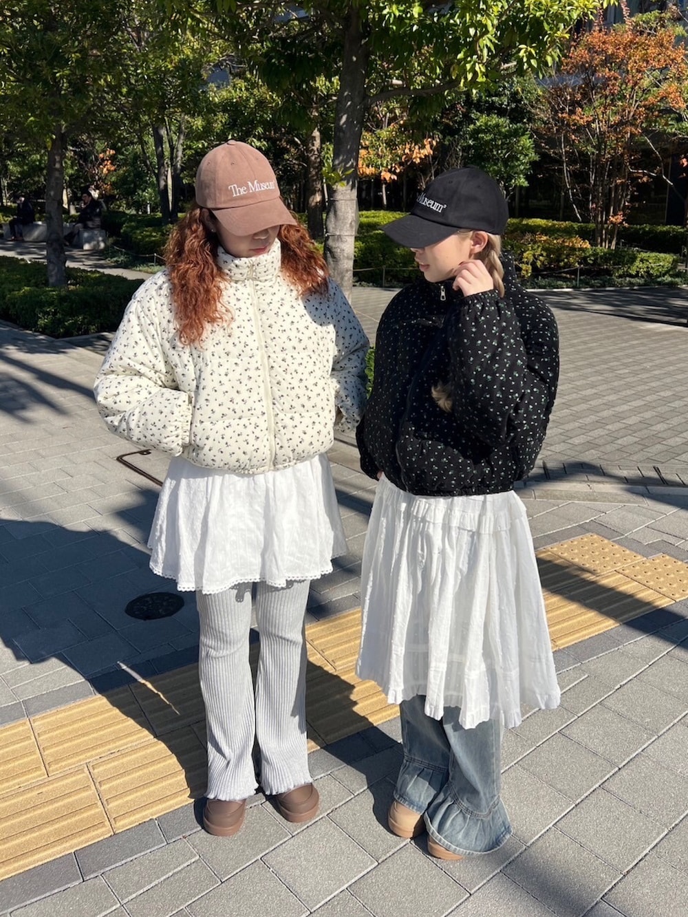 「冬アウター、お出かけコーデ、コーデュロイ、韓国ファッション、デニム、おでかけコーデ、キャップ、レース、リボン、花柄、スポーツミックス、大人カジュアル、大人ガーリー、レイヤードスタイル」｜「WCのmuseum ロゴキャップ（キャップ、ブラック系）」を使った、wc_officialさん（レディース・160cm）の冬コーディネートの2枚目の写真