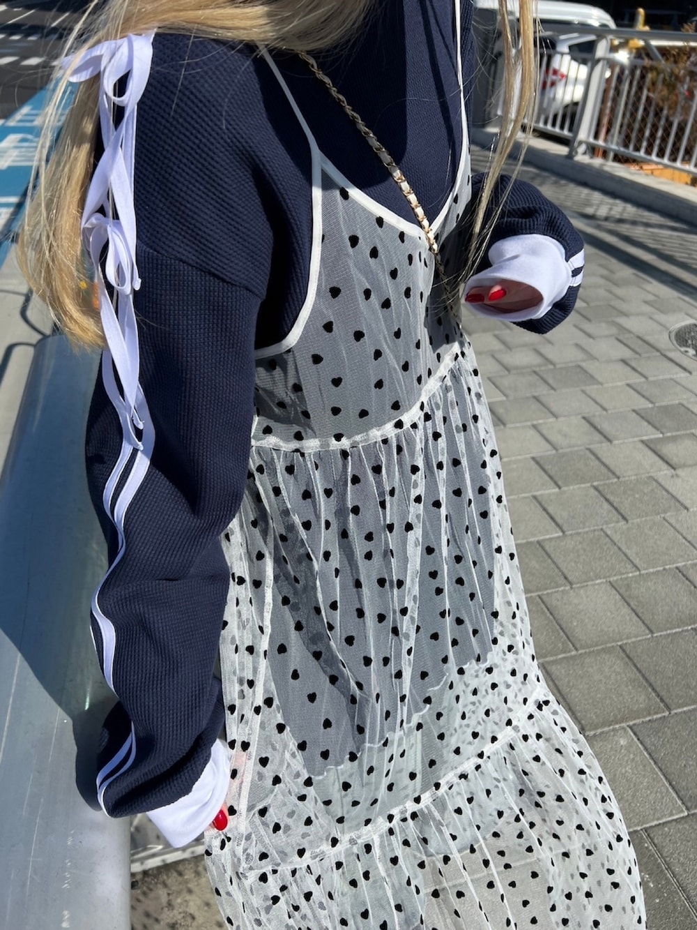「春コーデ、シフォン、シアー、ワンピース、ハート、ライン、リボン、ガーリー、スポーツミックス、大人カジュアル、大人かわいい、お出かけコーデ、休日スタイル、ラクチンコーデ、ロングワンピース」｜「WCのハートチュールワンピース（ワンピース、ホワイト系）」を使った、wc_officialさん（レディース・160cm）の春コーディネートの3枚目の写真