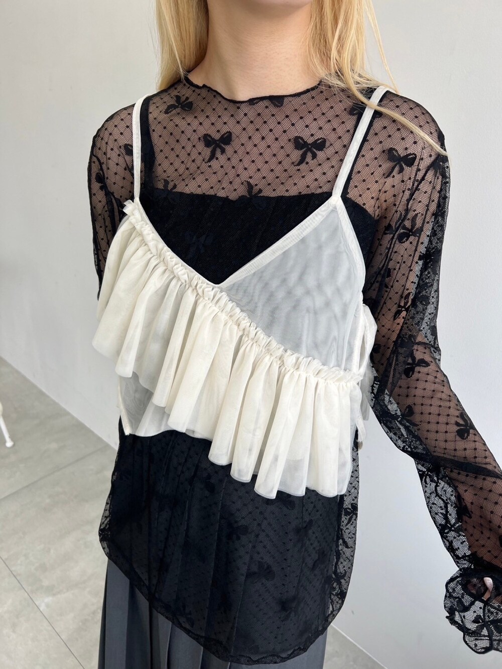 「春コーデ、夏コーデ、シアートップス、リボン、プリーツスカート、レイヤードスタイル、透け感、モノトーン、ブラック、大人かわいい、カジュアルコーデ、おでかけコーデ、シンプル、キレイめ、大人ガーリー」｜「WCのチュールアシメフリルビスチェ（キャミソール、ホワイト系）」を使った、wc_officialさん（レディース・160cm）の春コーディネートの2枚目の写真
