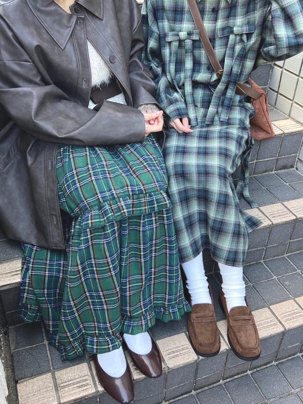 「プチプラ、カジュアルコーデ、オトナ女子、ラクチンコーデ、おしゃれさんと繋がりたい、大人ガーリー、大人女子、フェイクレザー、スポーツミックス、キャップ、チェック、セットアップ、リボン、グリーン」｜「WCのリボンチェックビッグシャツ（シャツ/ブラウス、グリーン系）」を使った、wc_officialさん（レディース・160cm）の冬コーディネートの4枚目の写真
